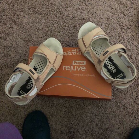 Propet Shoes - Propet-Tan-Sz 8 1/2M-Podiatrist Recommended-LIKE NEW